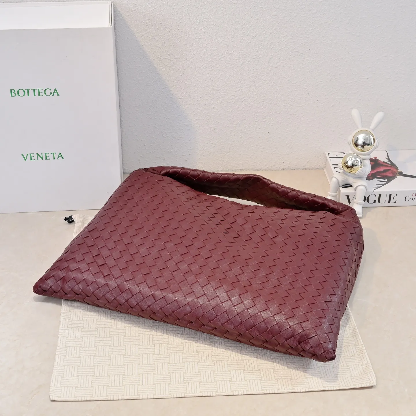Batch 2160 #Bv Yangjin large size HOP cowhide, the bag body and handles are made of a whole piece of woven leather. The bag body is soft and lazy. Hop symbolizes the praise of innovation and eternal craftsmanship [love]. The pyramid silhouette combines practicality and fashion. Modern and casual, the bag mouth is double-sided closed design, more convenient and safe! Made of soft cowhide and full of texture, this is a must-have for fashionable ladies who like minimalism, comfort and casualness! Model: 3970 Dimensions: 54x24x13